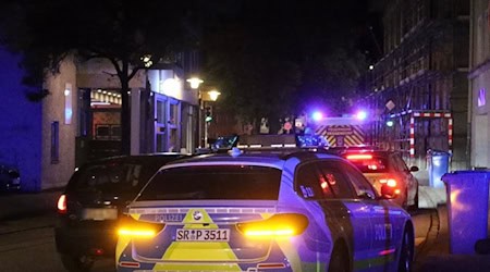 Anwohner hören Schussgeräusche - und finden einen verletzten Mann. Die Polizei nimmt nach stundenlanger Fahndung zwei Tatverdächtige fest. / Foto: Markus Zechbauer/zema-medien/dpa