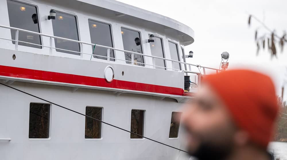 Nach zweieinhalb Jahren wird die Notunterkunft an Bord der MS Rossini geschlossen. (Archiv) / Foto: Armin Weigel/dpa