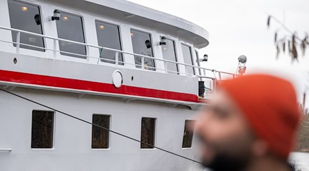 Nach zweieinhalb Jahren wird die Notunterkunft an Bord der MS Rossini geschlossen. (Archiv) / Foto: Armin Weigel/dpa