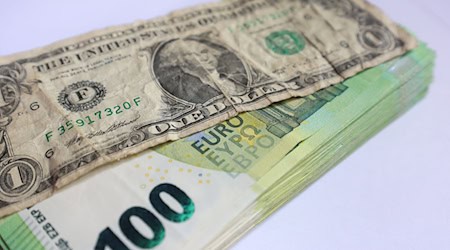 Der Dollar ist globale Reservewährung. Doch US-Präsident Donald Trumps Wirtschafts- und Finanzpolitik verunsichert die Kapitalmärkte. In den vergangenen Monaten hat die US-Währung im Vergleich zum Euro kräftig an Wert verloren. (Symbolbild) / Foto: Karl-Josef Hildenbrand/dpa