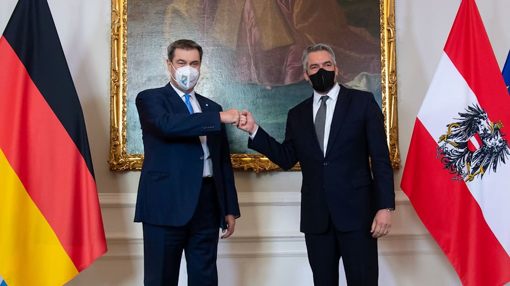 2022 war CSU-Chef Söder zuletzt offiziell im österreichischen Kanzleramt zu Gast. Damals noch mit Corona-Maske bei Regierungschef Karl Nehammer. (Archivbild)  / Foto: Sven Hoppe/dpa
