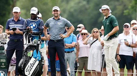 Viel beobachtet: Marcel Siem (l), Nicolai von Dellingshausen (3vl) und Martin Kaymer (r). / Foto: Daniel Löb/dpa