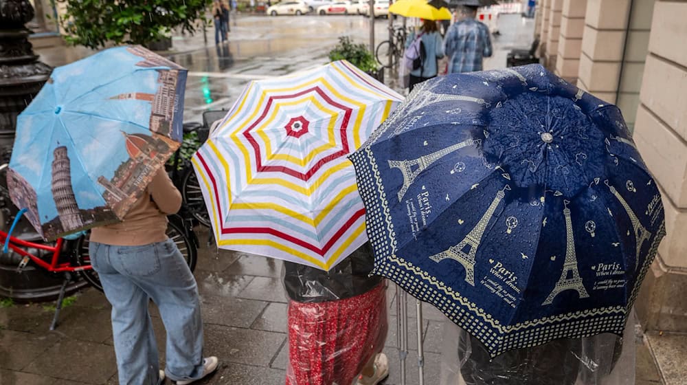 Bei Regenwetter und Schauern bleibt der Regenschirm ein wichtiges Accessoire.  / Foto: Peter Kneffel/dpa