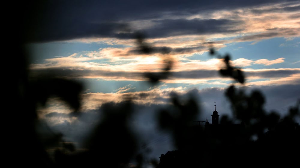 Gerade am Sonntag setzt sich die Sonne immer mehr gegen die Wolken durch. (Archivbild) / Foto: Karl-Josef Hildenbrand/dpa