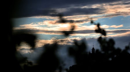 Gerade am Sonntag setzt sich die Sonne immer mehr gegen die Wolken durch. (Archivbild) / Foto: Karl-Josef Hildenbrand/dpa