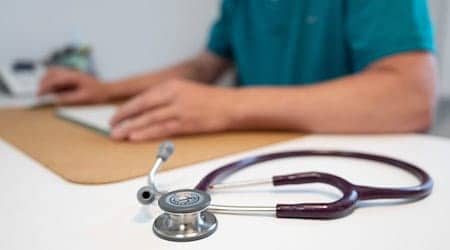 Eine Studie der Uni Würzburg zeigt, dass Ärzte, die in ihrer Arbeit Künstliche Intelligenz verwenden, von Patienten schlechter eingeschätzt werden. (Symbolbild) / Foto: Sebastian Kahnert/dpa