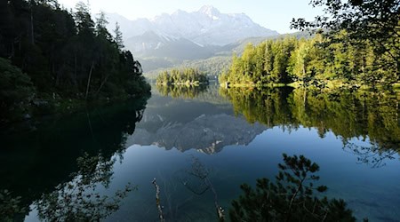 Im Eibsee wird nach einem untergegangenen Vater und seinem Sohn gesucht. (Archivfoto) / Foto: Angelika Warmuth/dpa