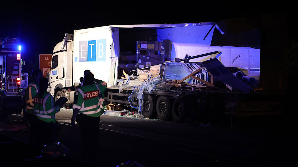 Warum es zu dem Zusammenstoß auf der Gegenfahrbahn kam, ist bislang unklar. / Foto: Daniel Karmann/dpa