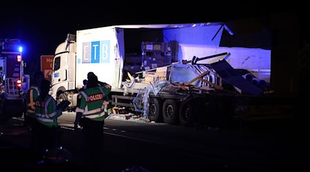 Warum es zu dem Zusammenstoß auf der Gegenfahrbahn kam, ist bislang unklar. / Foto: Daniel Karmann/dpa
