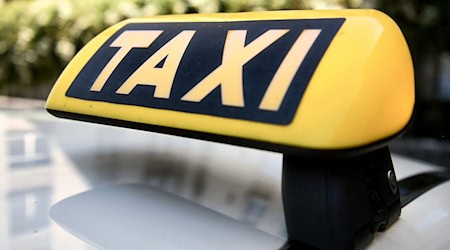 Der Taxifahrer wurde schwer verletzt in eine Klinik geflogen. (Symbolbild) / Foto: Paul Zinken/dpa
