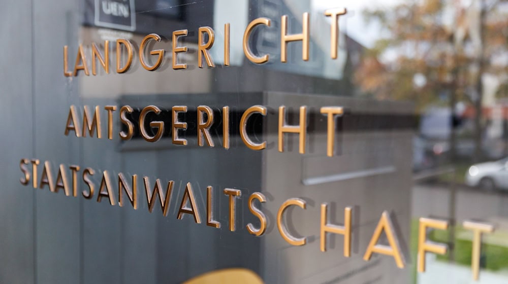 Im Fall einer mit Ecstasy gefüllten Champagnerflasche in einem Lokal in der Oberpfalz ist laut Staatsanwaltschaft ein dringend tatverdächtiger Mann verhaftet worden. (Symbolfoto)  / Foto: Daniel Karmann/dpa