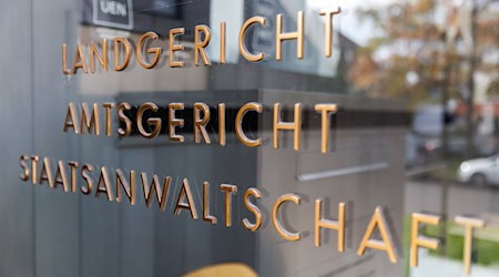 Im Fall einer mit Ecstasy gefüllten Champagnerflasche in einem Lokal in der Oberpfalz ist laut Staatsanwaltschaft ein dringend tatverdächtiger Mann verhaftet worden. (Symbolfoto)  / Foto: Daniel Karmann/dpa