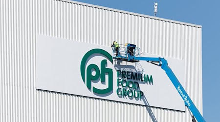 Trotz einer Untersagung durch das Kartellamt will Deutschlands größter Fleischkonzern Premium Food Group weiterhin die deutschen Vion-Schlachthöfe kaufen. (Archivbild) / Foto: Friso Gentsch/dpa