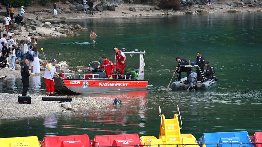Der Junge war laut der Polizei vom Boot ins Wasser gefallen. Der Vater hatte versucht, ihn zu retten.  / Foto: Karl-Josef Hildenbrand/dpa