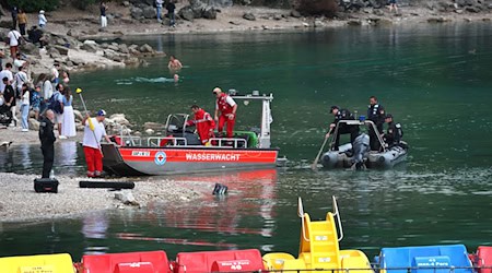 Der Junge war laut der Polizei vom Boot ins Wasser gefallen. Der Vater hatte versucht, ihn zu retten.  / Foto: Karl-Josef Hildenbrand/dpa