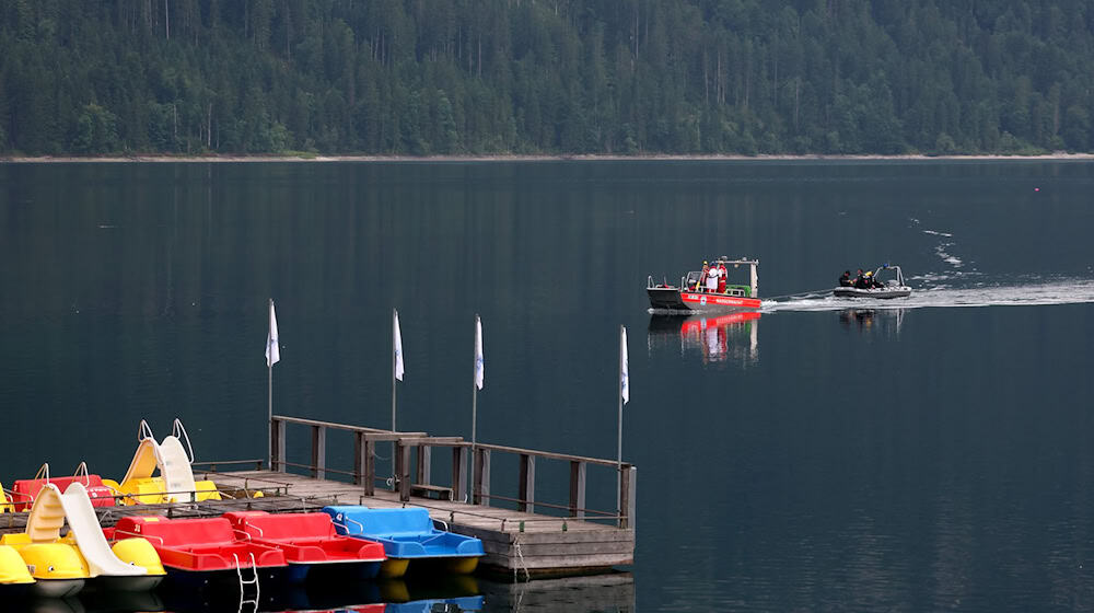 Im Eibsee wird nach einem untergegangenen Vater und seinem Sohn gesucht. / Foto: Karl-Josef Hildenbrand/dpa