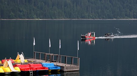Im Eibsee wird nach einem untergegangenen Vater und seinem Sohn gesucht. / Foto: Karl-Josef Hildenbrand/dpa