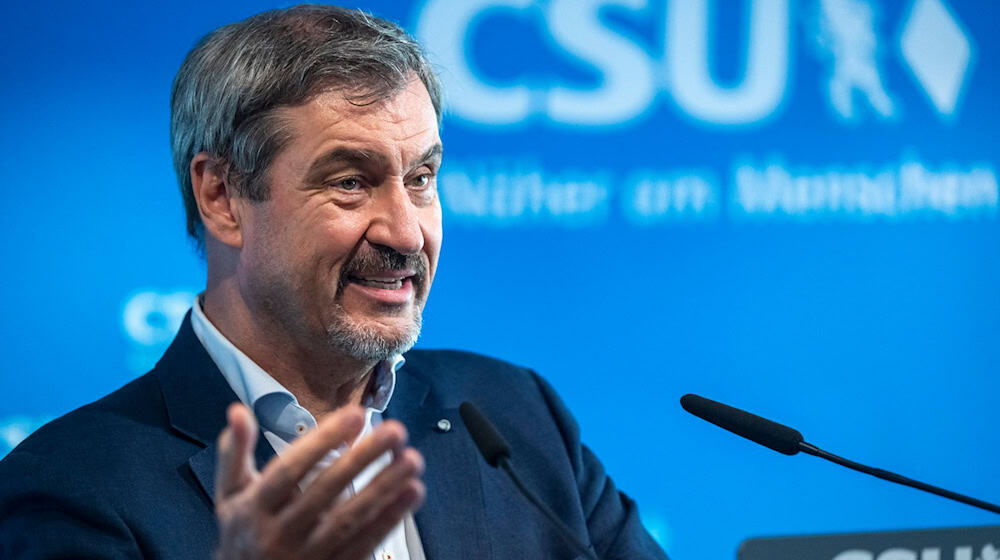 Der Länderfinanzausgleich ist dem Freistaat schon lange ein Dorn im Auge. Nun will der Bund die finanziellen Lasten der Geberländer etwas senken, Das freut Ministerpräsident Söder, die Klage in Karlsruhe will er aber nicht aufgeben. (Archivbild)  / Foto: Peter Kneffel/dpa