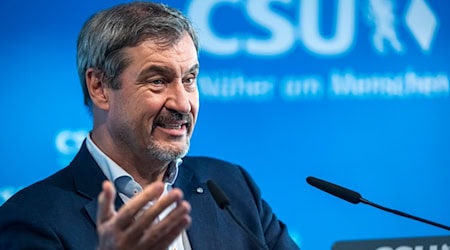 Der Länderfinanzausgleich ist dem Freistaat schon lange ein Dorn im Auge. Nun will der Bund die finanziellen Lasten der Geberländer etwas senken, Das freut Ministerpräsident Söder, die Klage in Karlsruhe will er aber nicht aufgeben. (Archivbild)  / Foto: Peter Kneffel/dpa