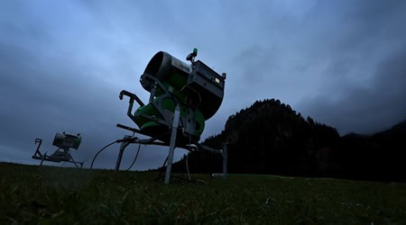 Auch Beschneiungsanlagen, wie diese Schneekanone, sollen in zukünftig seltener auf ihre Umweltverträglichkeit geprüft werden. / Foto: Karl-Josef Hildenbrand/dpa