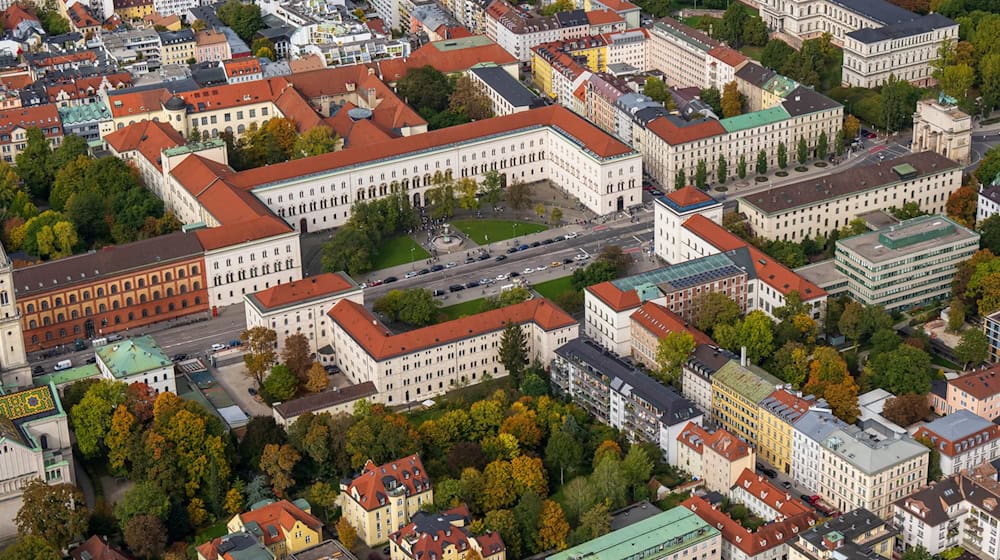 Nachdem Unbekannte den Schriftzug auf dem Uni-Dach angebracht haben, ermittelt die Polizei (Archivbild).  / Foto: Peter Kneffel/dpa