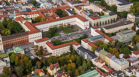 Nachdem Unbekannte den Schriftzug auf dem Uni-Dach angebracht haben, ermittelt die Polizei (Archivbild).  / Foto: Peter Kneffel/dpa
