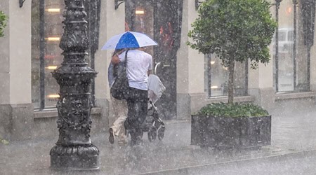 Laut einem Meteorologen wird so viel Regen fallen wie statistisch nur alle zehn Jahre. (Symbolbild) / Foto: Peter Kneffel/dpa