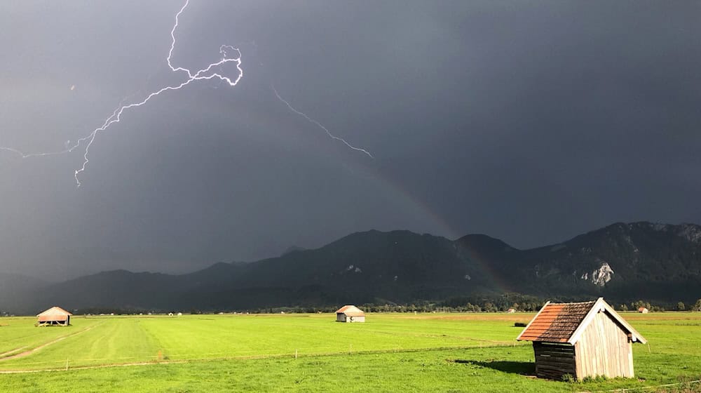 Im Voralpenland kann es dem DWD zufolge am Abend gebietsweise zu schweren Gewittern kommen. (Symbolbild) / Foto: Valentin Gensch/dpa/dpa-tmn