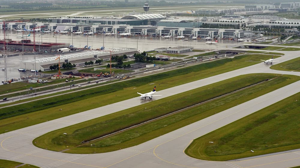 Die 3. Startbahn des Flughafens München ist ein Dauerstreitthema - politisch wie juristisch. Nun hat der Verwaltungsgerichtshof in einer Frage ein Urteil gesprochen. (Archivbild) / Foto: Peter Kneffel/dpa