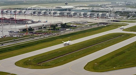 Die 3. Startbahn des Flughafens München ist ein Dauerstreitthema - politisch wie juristisch. Nun hat der Verwaltungsgerichtshof in einer Frage ein Urteil gesprochen. (Archivbild) / Foto: Peter Kneffel/dpa