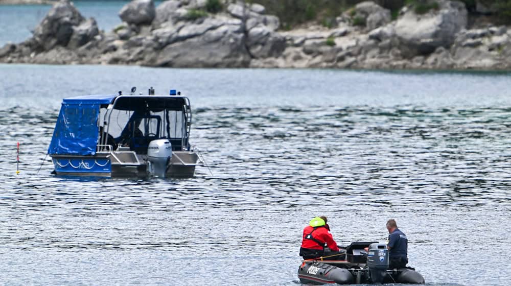 Die Polizei will bei der Vermissten-Suche auf dem Eibsee eine Fachfirma hinzuziehen. / Foto: Peter Kneffel/dpa
