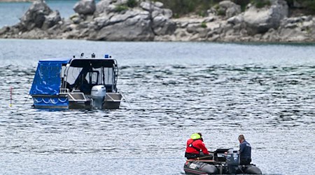 Die Polizei will bei der Vermissten-Suche auf dem Eibsee eine Fachfirma hinzuziehen. / Foto: Peter Kneffel/dpa