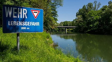 Die Insassen hatten ein Warnschild auf das Wehr übersehen. (Symbolbild) / Foto: picture alliance / dpa