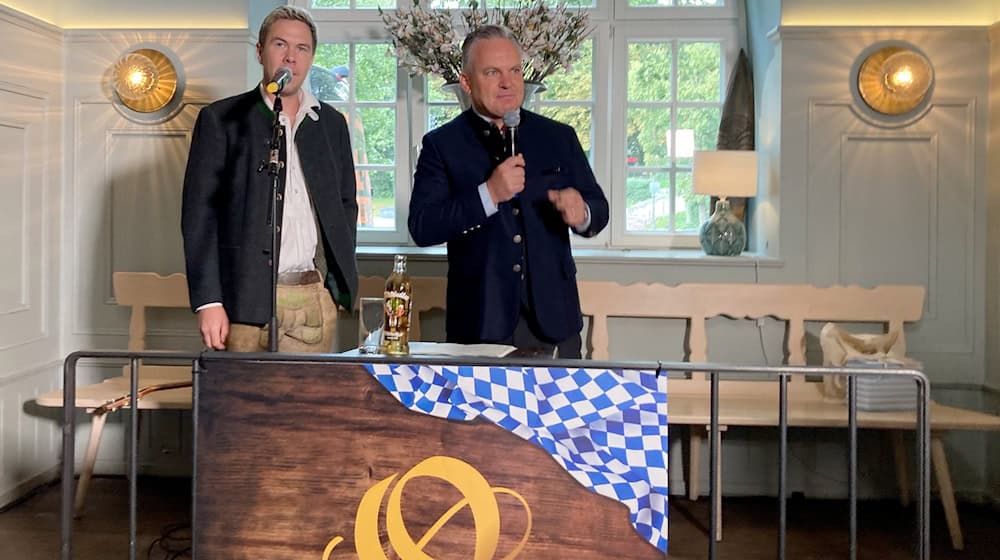 Der Liedermacher Oimara alias Beni Hafner und Wiesn-Chef Christian Scharpf (SPD) freuen sich auf die Wiesn.  / Foto: Sabine Dobel/dpa