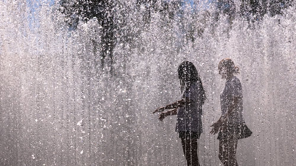 Besonders gefragt in diesen Tagen: Kühles Wasser aller Art.  / Foto: Daniel Karmann/dpa