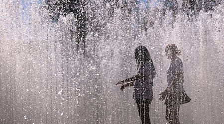 Besonders gefragt in diesen Tagen: Kühles Wasser aller Art.  / Foto: Daniel Karmann/dpa