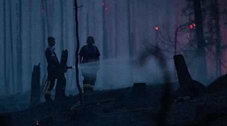 Dutzende Einsatzkräfte der Feuerwehr, des Technischen Hilfswerkes sowie des Katastrophenschutzes kämpfen unermüdlich gegen den Brand in Thüringen. (Archivbild) / Foto: Daniel Vogl/dpa