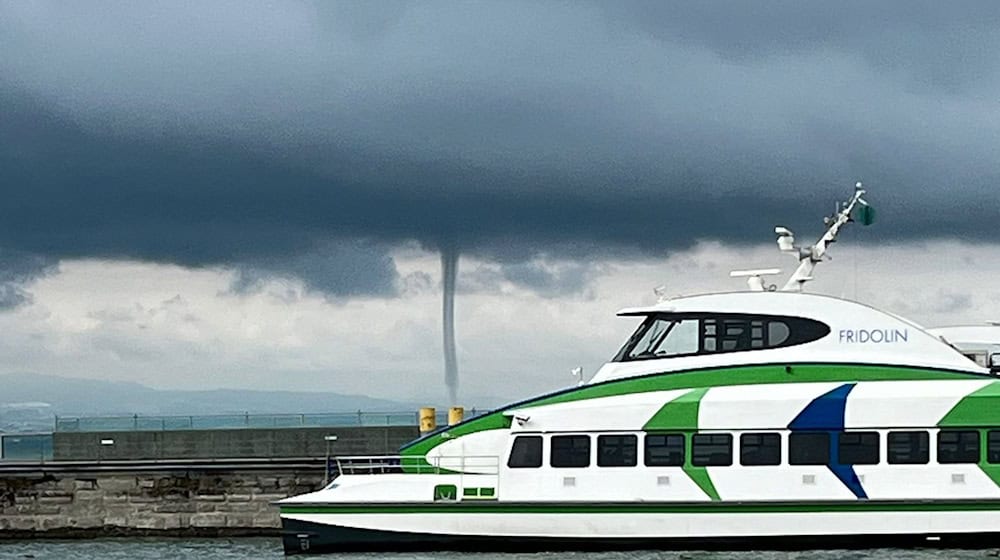 Die Wasserhose war nach Angaben des Deutschen Wetterdienstes etwa eine Stunde zu sehen.  / Foto: Katamaran-Reederei Bodensee/dpa