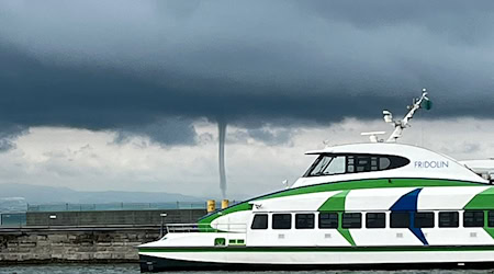 Die Wasserhose war nach Angaben des Deutschen Wetterdienstes etwa eine Stunde zu sehen.  / Foto: Katamaran-Reederei Bodensee/dpa