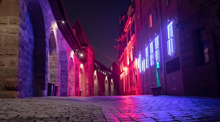 Im Bereich des Prostitutionsgewerbes nimmt die Zahl der beschäftigten Personen sowie der Betriebe weiter ab. (Symbolbild) / Foto: Daniel Karmann/dpa