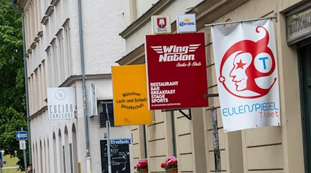 Chicken Wings - und Kabarett. (Archivbild) / Foto: Stefan Puchner/dpa