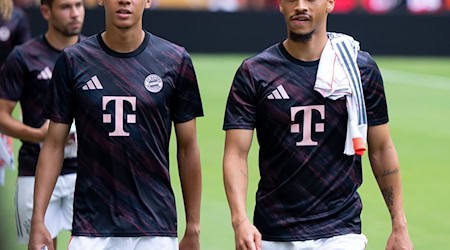 Jamal Musiala (links) übernimmt beim FC Bayern die Rückennummer 10 von Leroy Sané. / Foto: Sven Hoppe/dpa