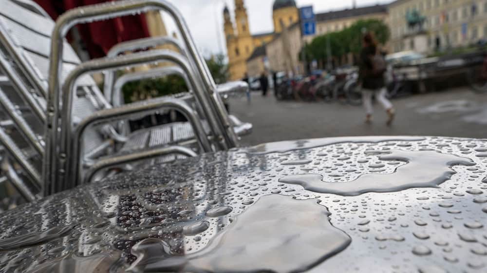 Immer wieder Regen und viele Wolken: Das Wetter in Bayern eignet sich laut DWD in den kommenden Tagen nicht zum Draußensitzen. (Symbolbild) / Foto: Peter Kneffel/dpa
