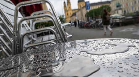 Immer wieder Regen und viele Wolken: Das Wetter in Bayern eignet sich laut DWD in den kommenden Tagen nicht zum Draußensitzen. (Symbolbild) / Foto: Peter Kneffel/dpa