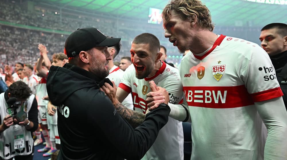 Nick Woltemade (r) will zum FC Bayern wechseln. / Foto: Bernd Weißbrod/dpa