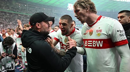 Nick Woltemade (r) will zum FC Bayern wechseln. / Foto: Bernd Weißbrod/dpa