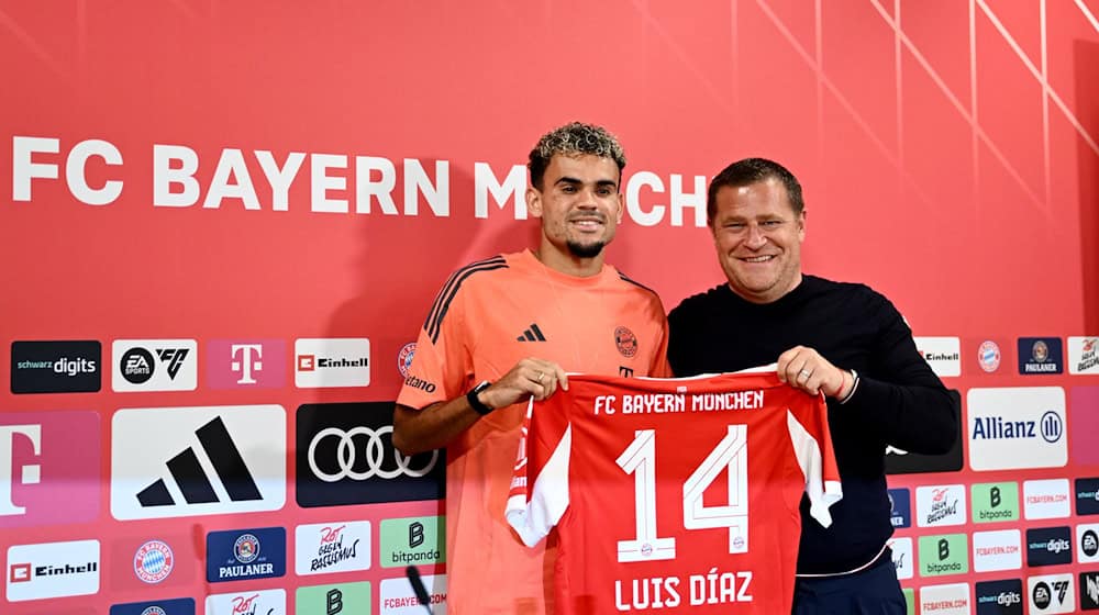 Neuzugang Luis Díaz (l) an der Seite von Bayern-Sportvorstand Max Eberl  / Foto: Harry Langer/dpa