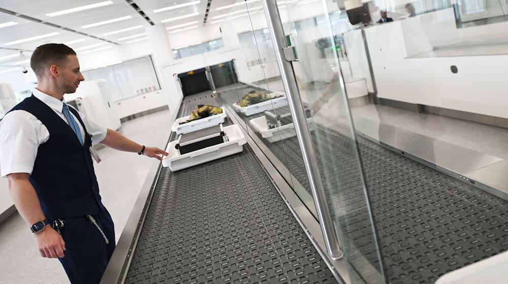 Durchsuchungen deckten den versuchten Drogenschmuggel auf: Am Flughafen wurde der Zoll fündig. (Symbolbild) / Foto: Angelika Warmuth/dpa