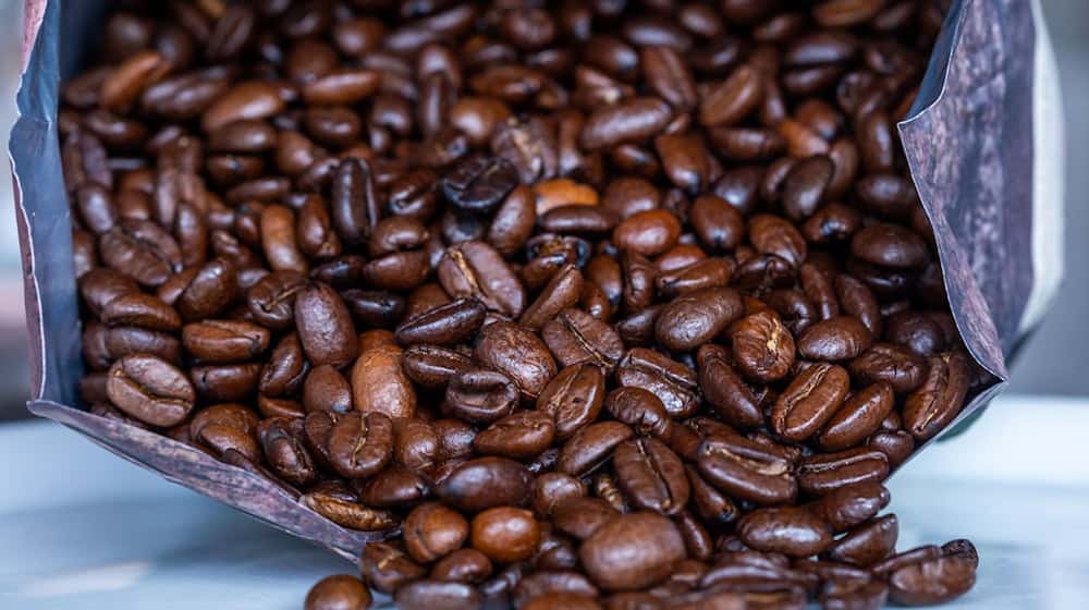 Der Fahrer hat demnach nur einen handschriftlichen Lieferschein für den Kaffee vorweisen können. (Symbolbild) / Foto: Jens Büttner/dpa