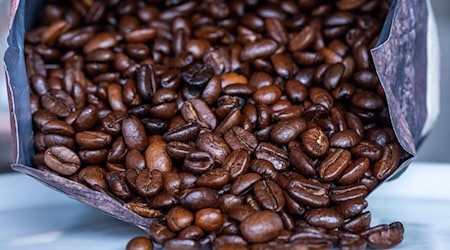 Der Fahrer hat demnach nur einen handschriftlichen Lieferschein für den Kaffee vorweisen können. (Symbolbild) / Foto: Jens Büttner/dpa